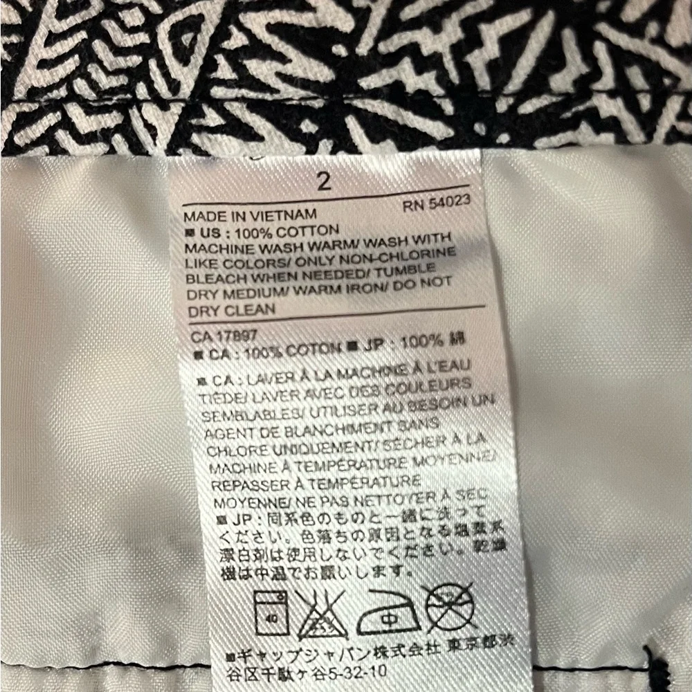 2/$20 - Stylish Black and White Banana Republic Boho Aztec Patterned Shorts - S - Picture 5 of 10